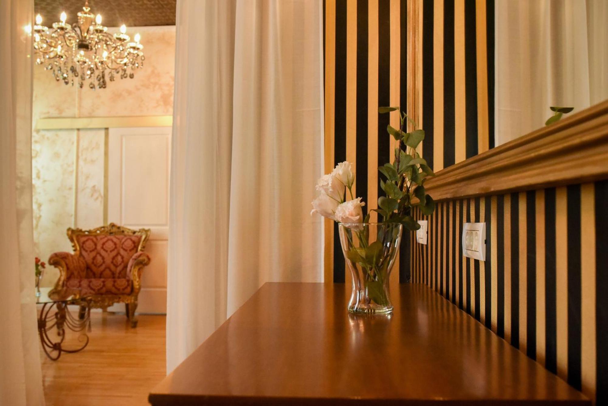Centrally Located 2br With Balcony & Unique Design Appartamento