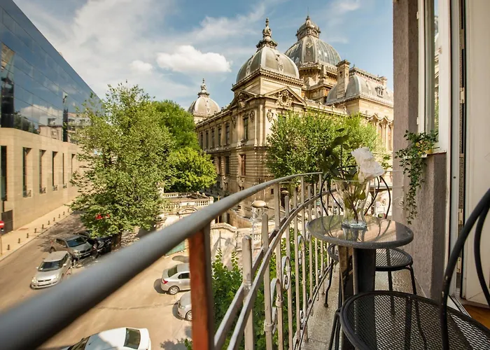 Centrally Located 2Br Apartment With Balcony & Unique Design