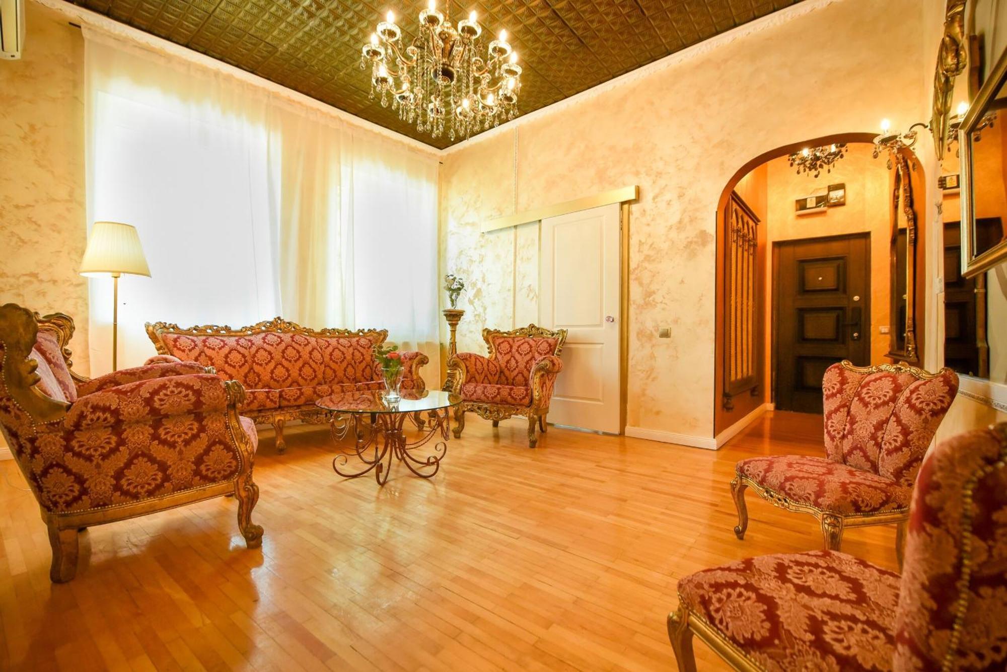 Centrally Located 2br With Balcony & Unique Design * 布加勒斯特