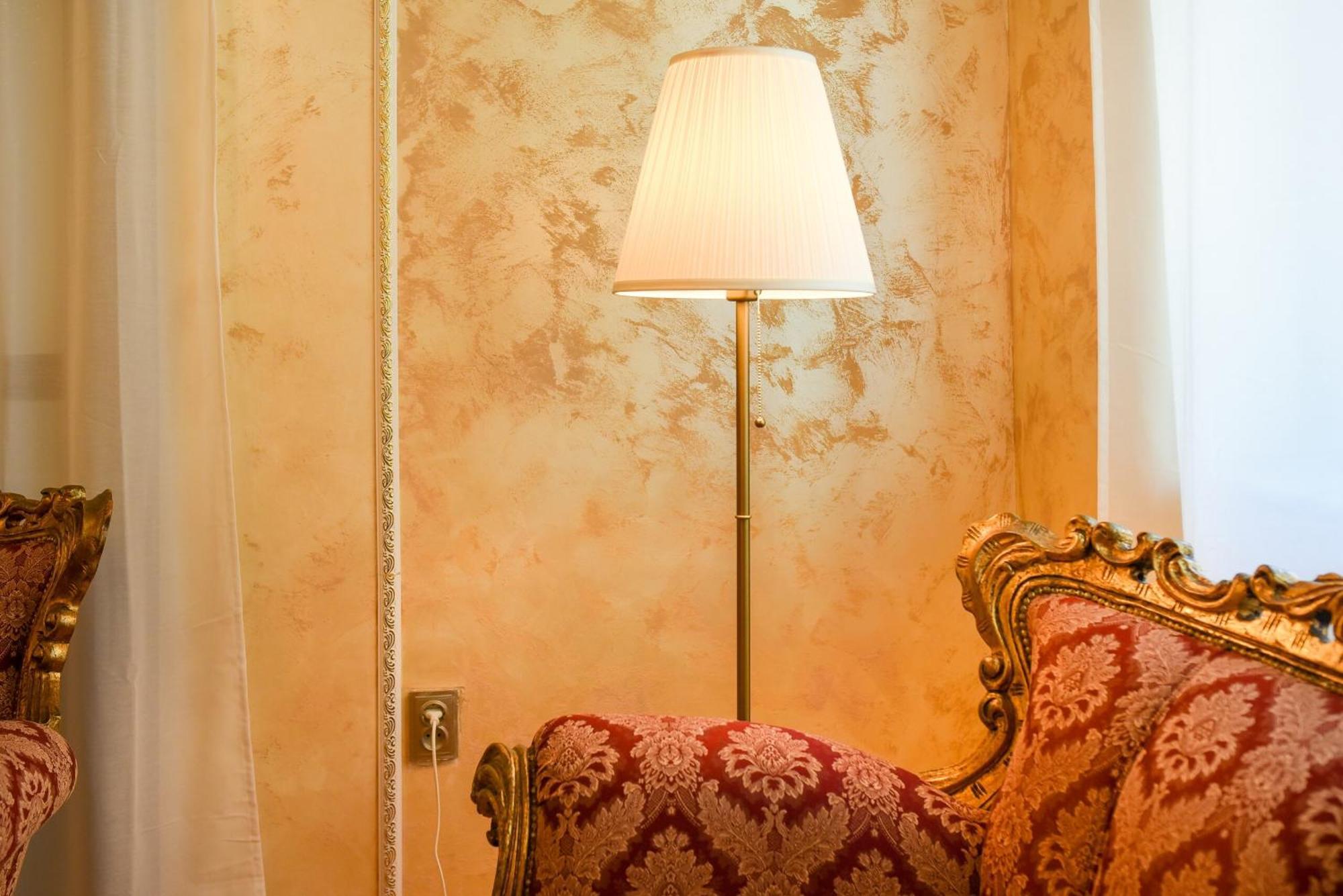 Centrally Located 2br With Balcony & Unique Design 公寓 *