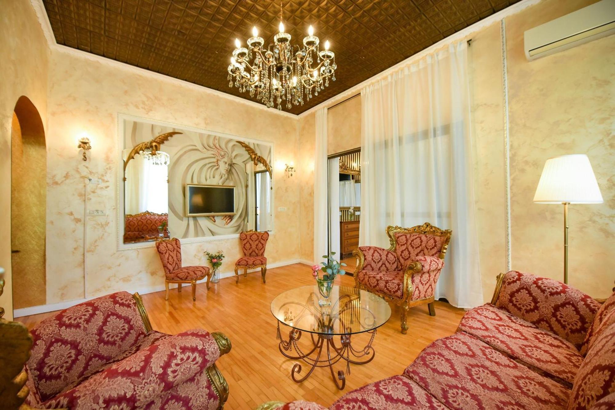 Centrally Located 2br With Balcony & Unique Design * 布加勒斯特
