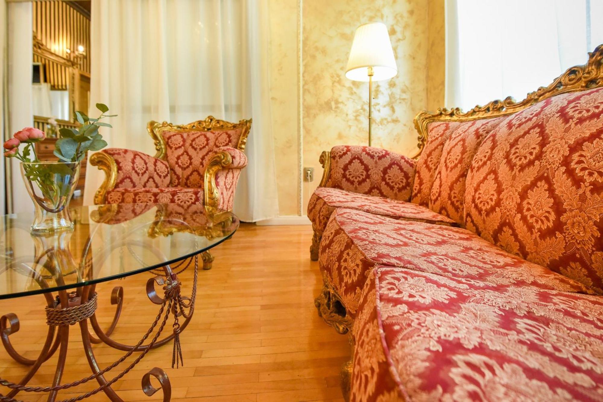 公寓 Centrally Located 2br With Balcony & Unique Design *