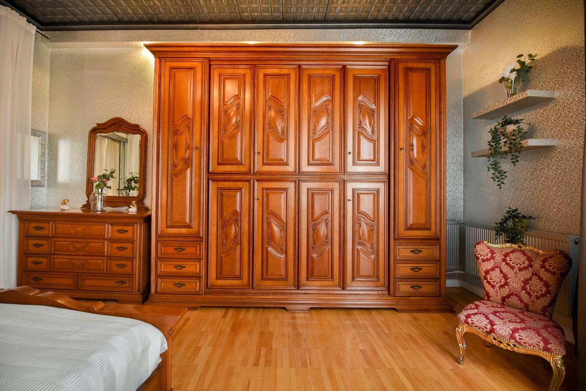 Centrally Located 2br With Balcony & Unique Design 公寓