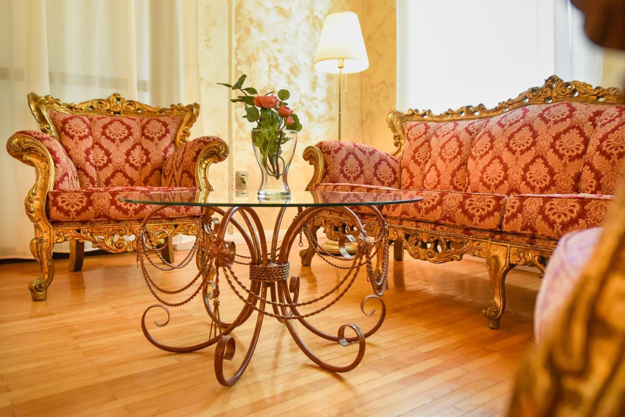 Centrally Located 2br With Balcony & Unique Design 公寓