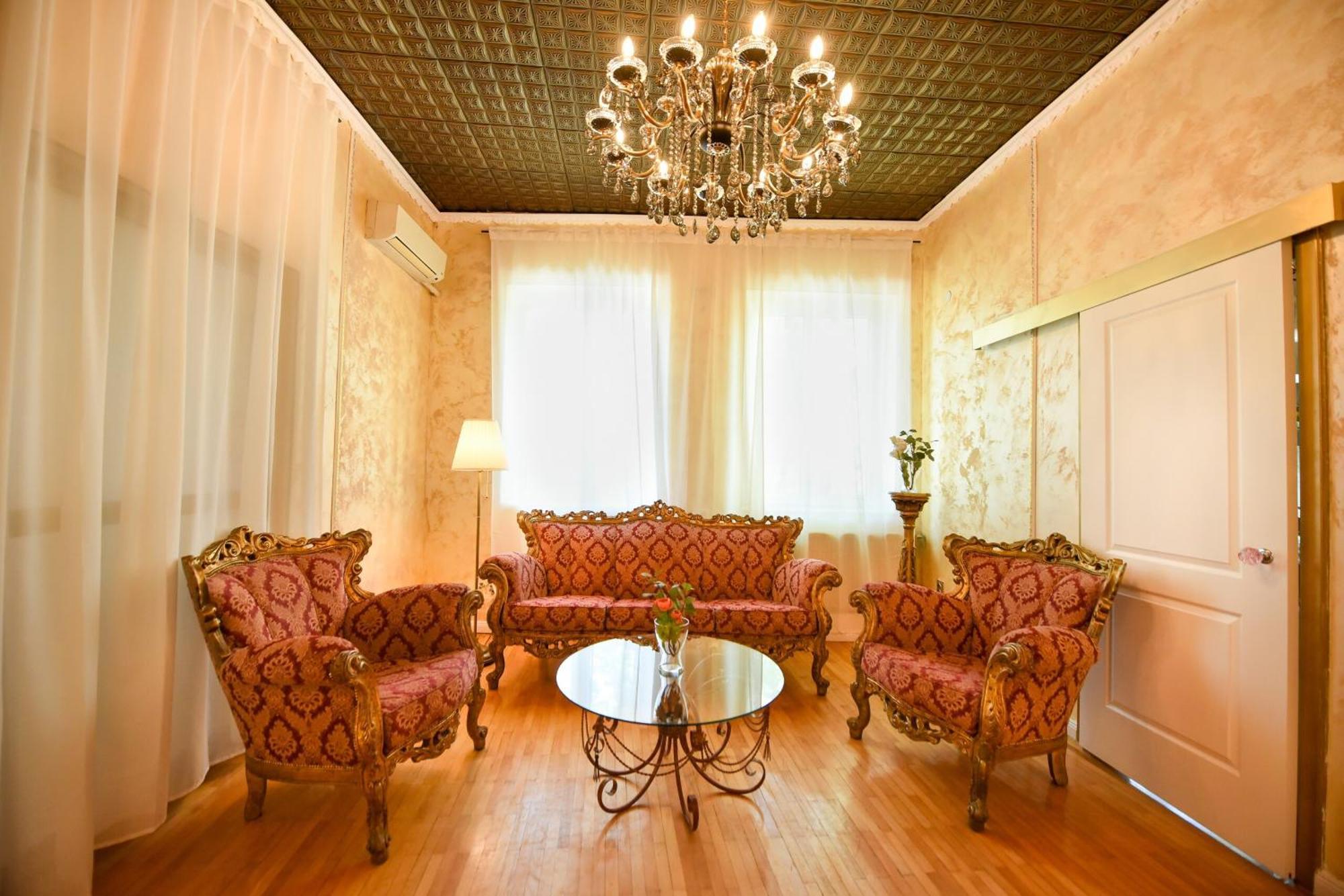 公寓 Centrally Located 2br With Balcony & Unique Design *